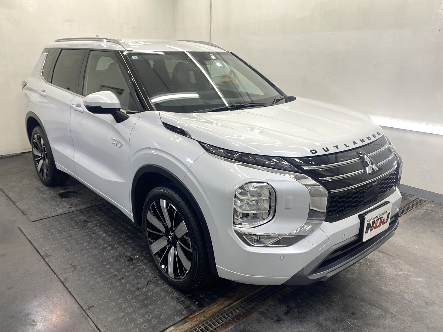 三菱アウトランダー新車にロイヤルコーティング2層施工｜ホワイトダイヤモンドの輝きを最大限に【NOJ大分店】