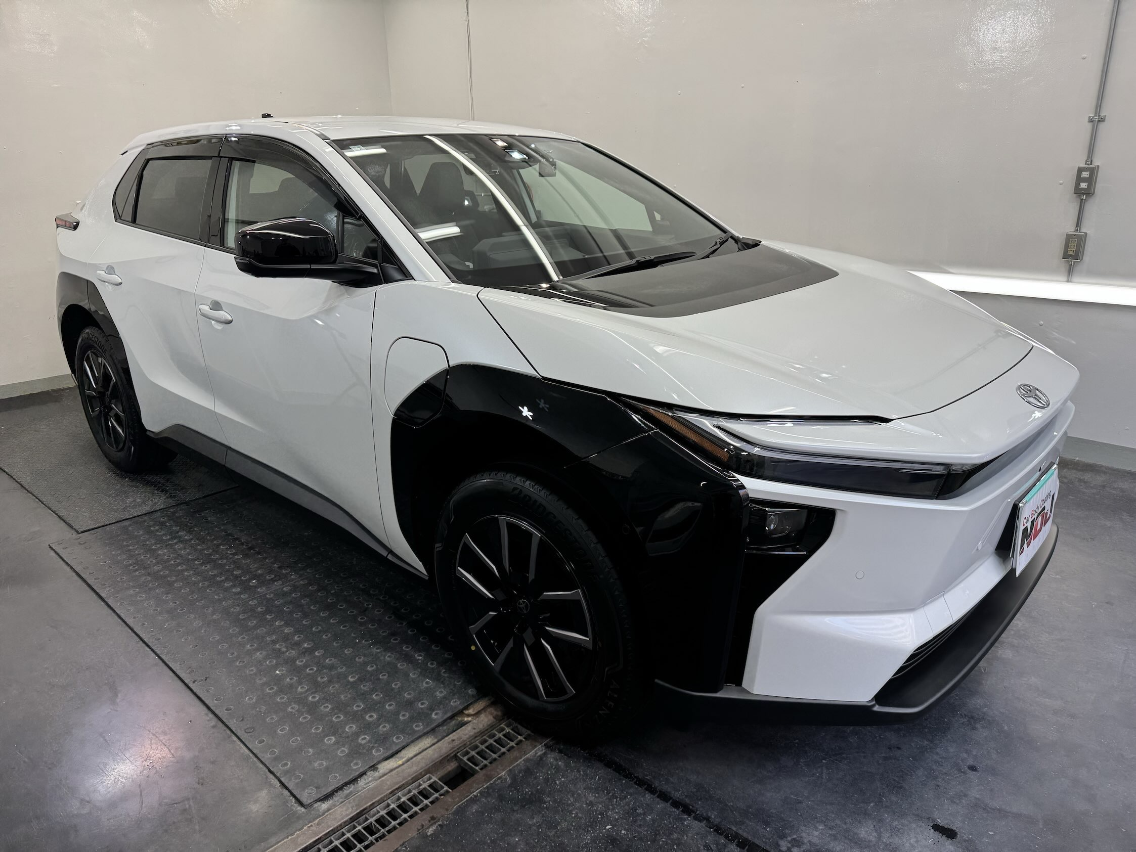 【静寂に宿る圧倒的艶】トヨタ ｂZ4X にロイヤルコーティング3層