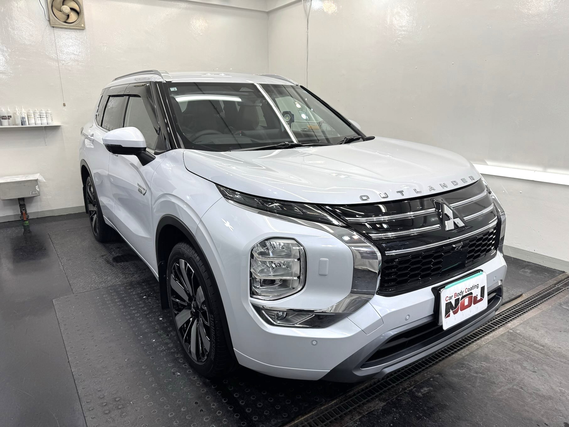 【極上の輝きを】三菱 アウトランダー にロイヤルコーティング3層施工