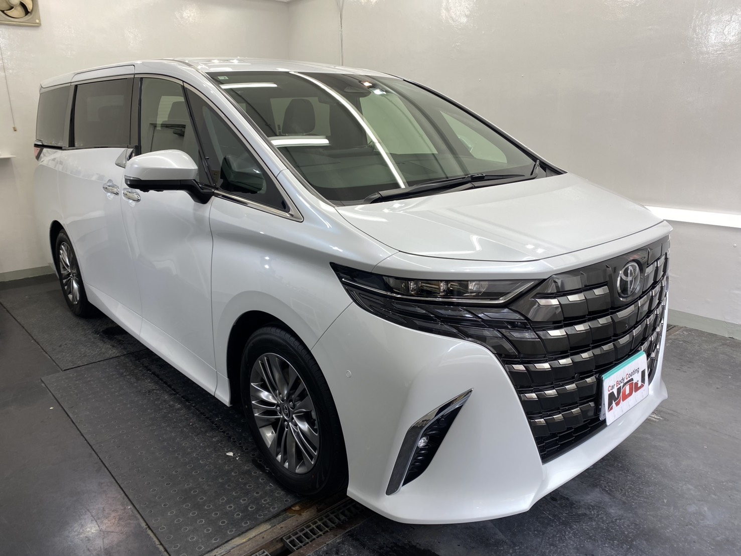 【トヨタ　アルファード　プラチナホワイトパールマイカ　にロイヤルコーティング3層】多層塗りのメリット