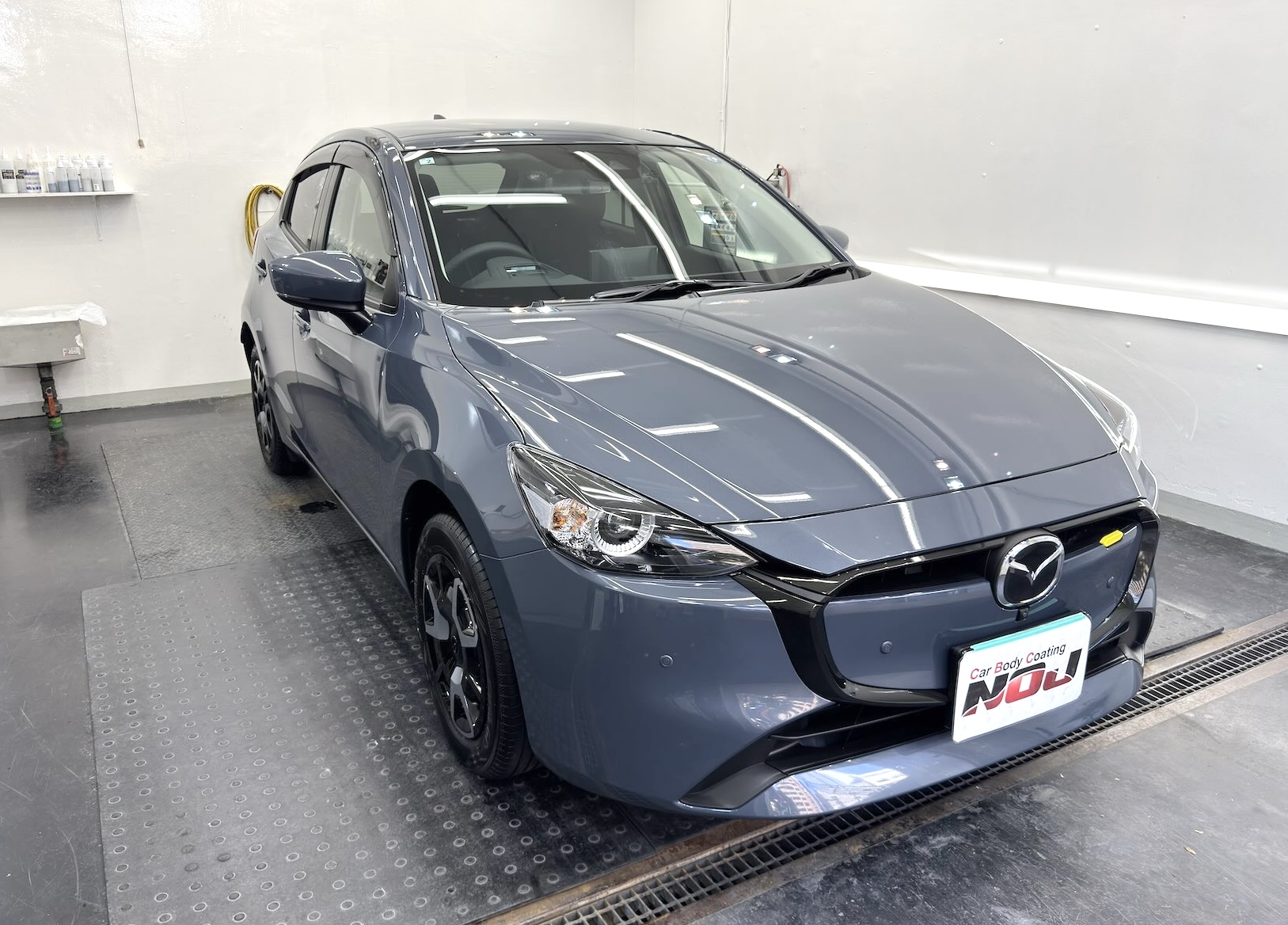 【何度でも施工当初の輝きへ】MAZDA2 にロイヤルコーティング3層