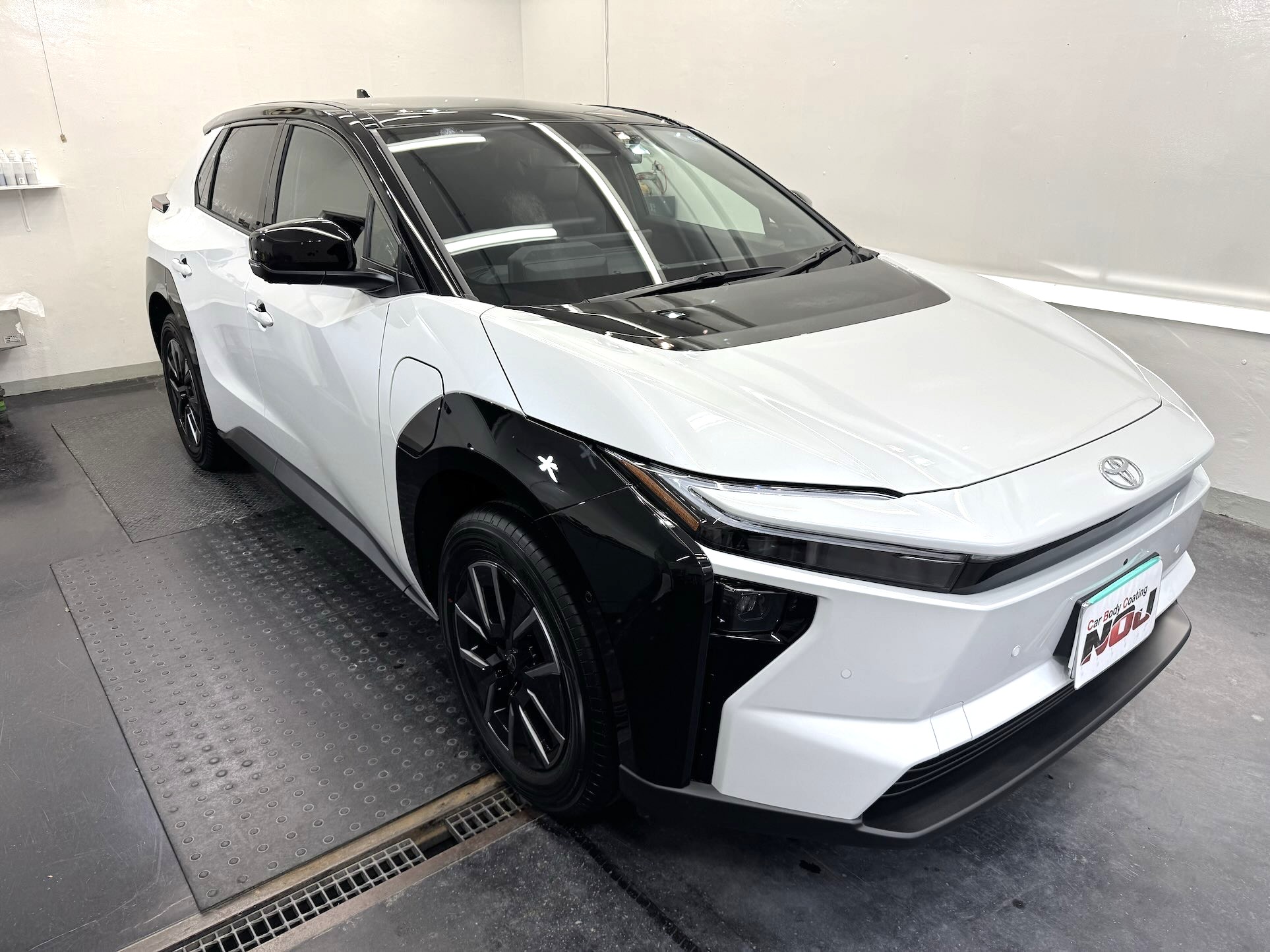 【静寂と先進が融合したEVに、さらなる上質を】トヨタbZ4X ロイヤルコーティング2層施工