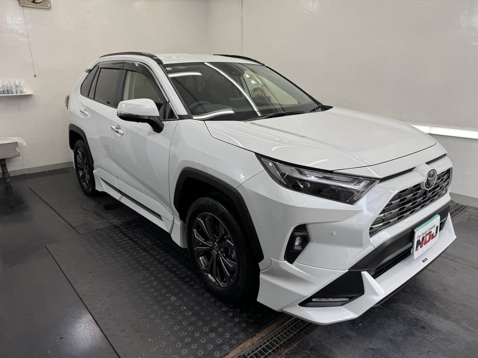 【力強さに高級感を】トヨタ RAV4 にロイヤルコーティング3層施工