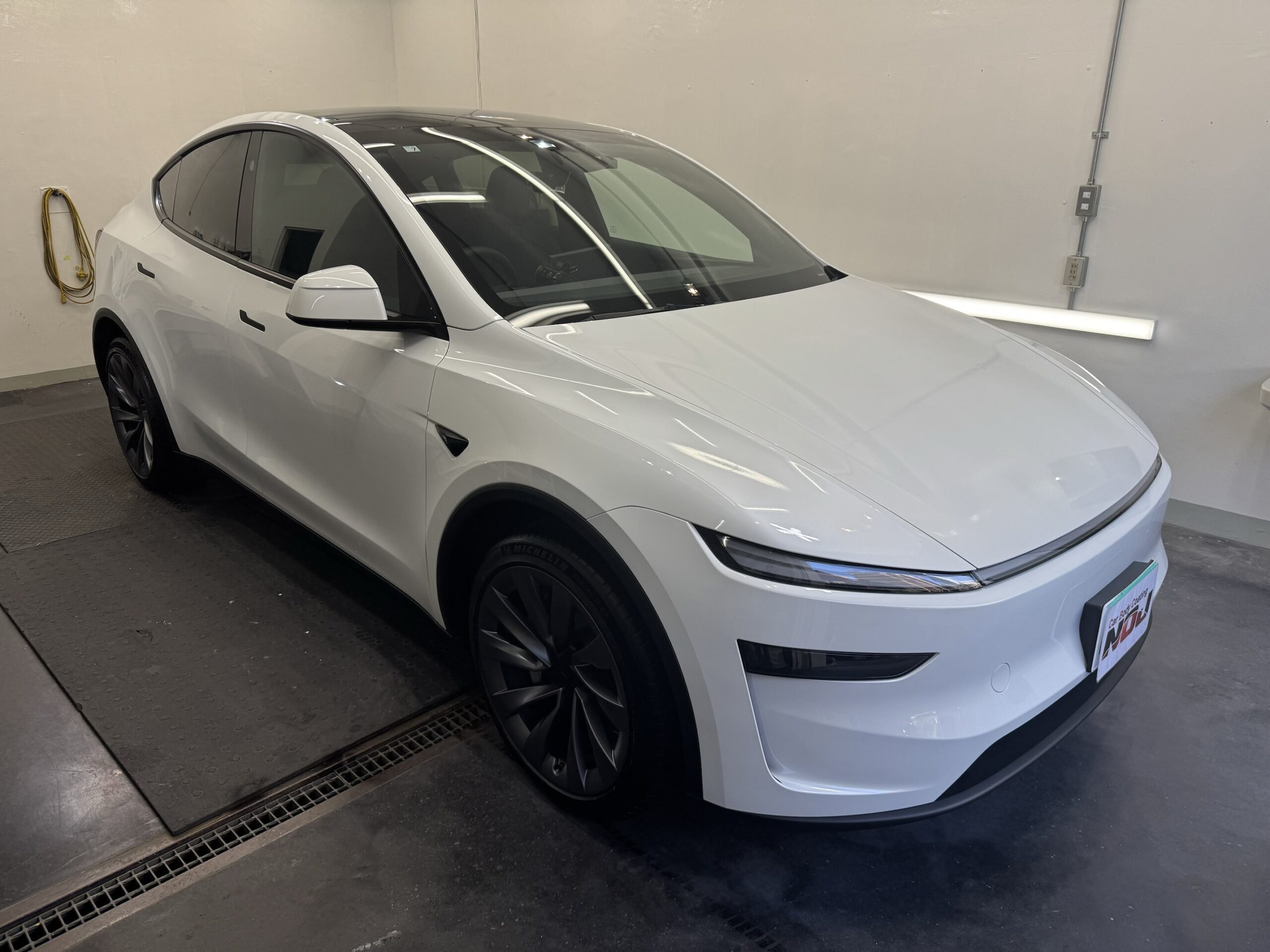 【白の美学を、さらにその先へ。】TESLA Model Y に セラミックコーティング2層＋セルフクリーニングコート