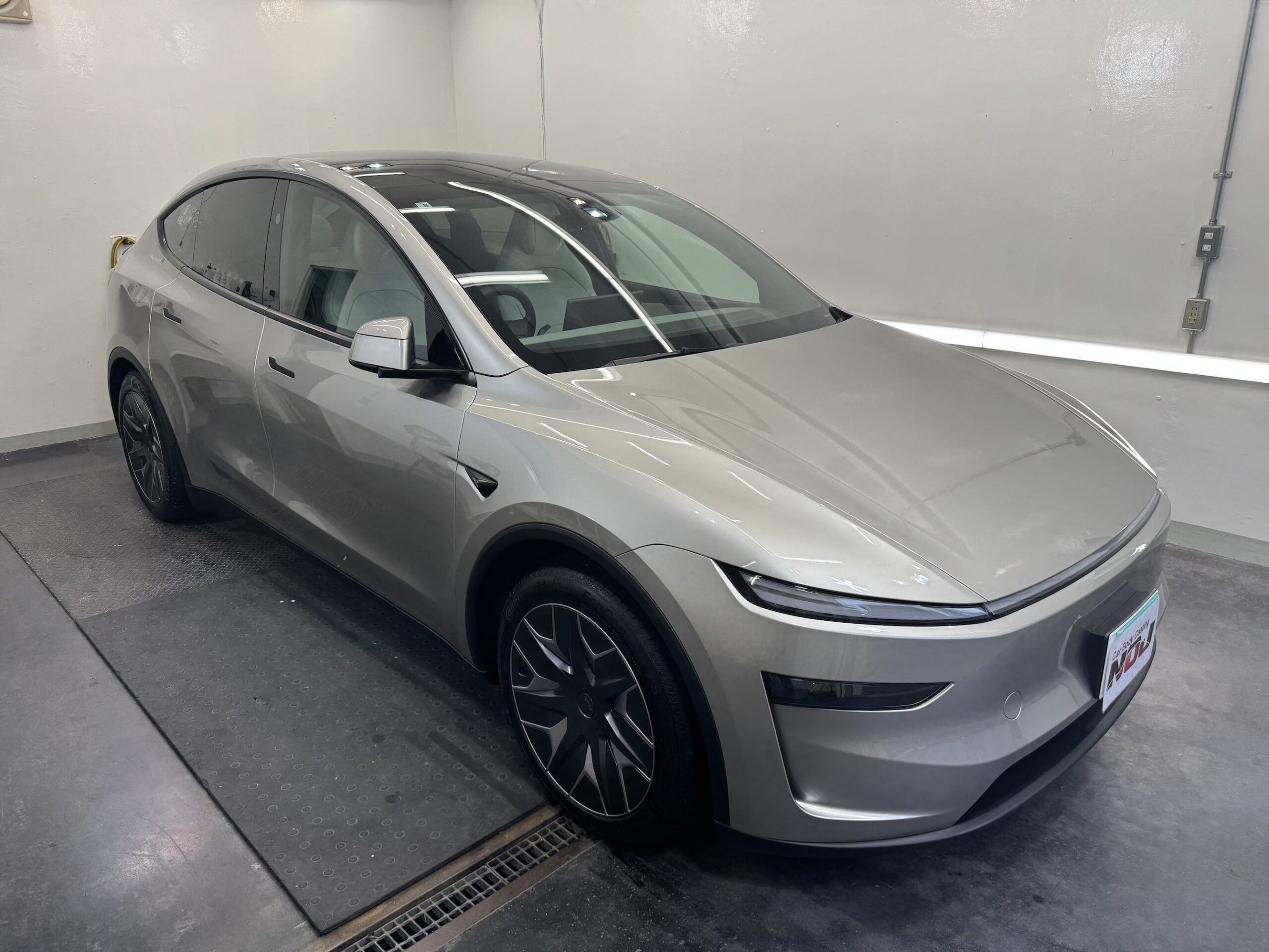 【テスラ Model Y L コズミックシルバーにロイヤルコーティング+セルフクリーニングコート施工!】大分のカーコーティング専門店NOJ大分店