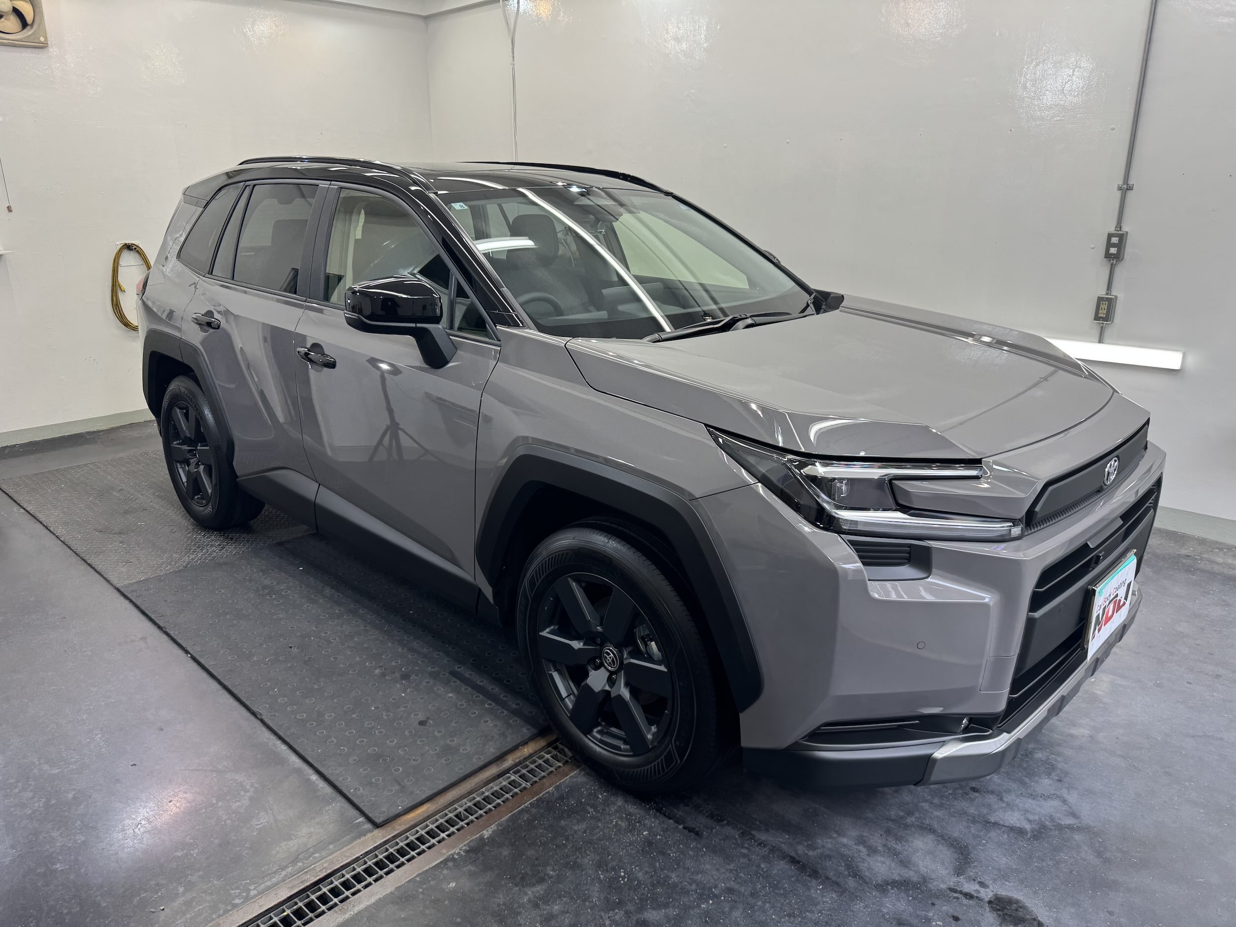 【グレーのRAV4に、さらなる艶と存在感を】新車トヨタ RAV4にNOJロイヤルコーティング施工!